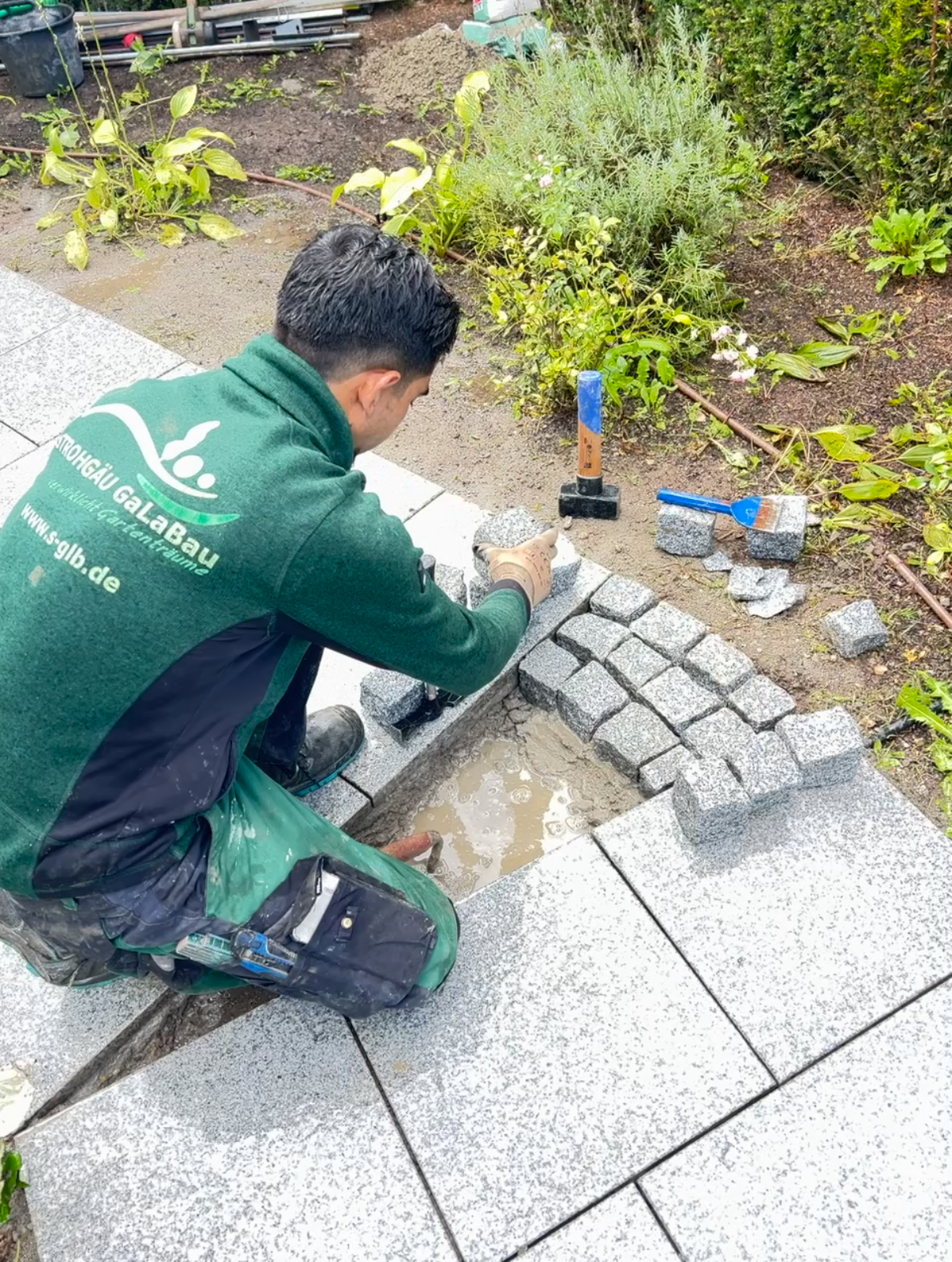 Fleißige Mitarbeiterin von STROHGÄU GaLaBau als Teil eines ordentlichen und zielstrebigen Teams im Raum Stuttgart.
