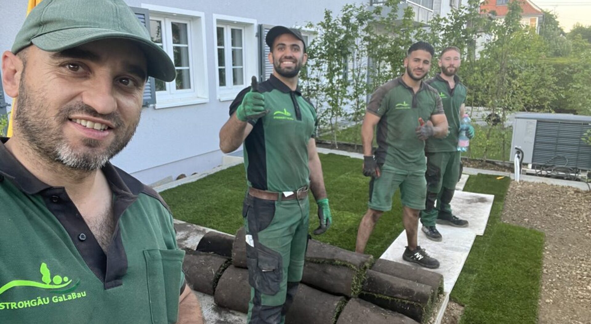 Baustellen-Arbeiterteam von STROHGÄU GaLaBau bei einem Garten- und Landschaftsbau-Projekt im Raum Stuttgart.