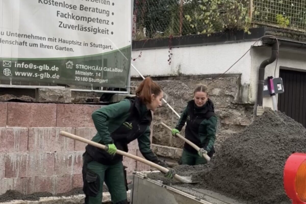 Mitarbeiterinnen von STROHGÄU GaLaBau bei Gartenbau- und Mauernbauarbeiten auf einer Baustelle in Stuttgart