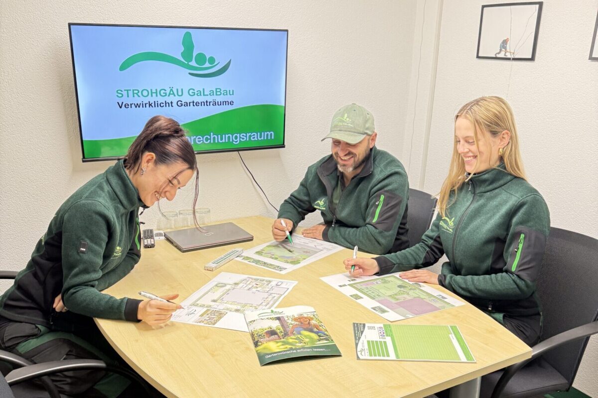 STROHGÄU GaLaBau Team bei der Gartenplanung und Beratung im Besprechungsraum in Stuttgart