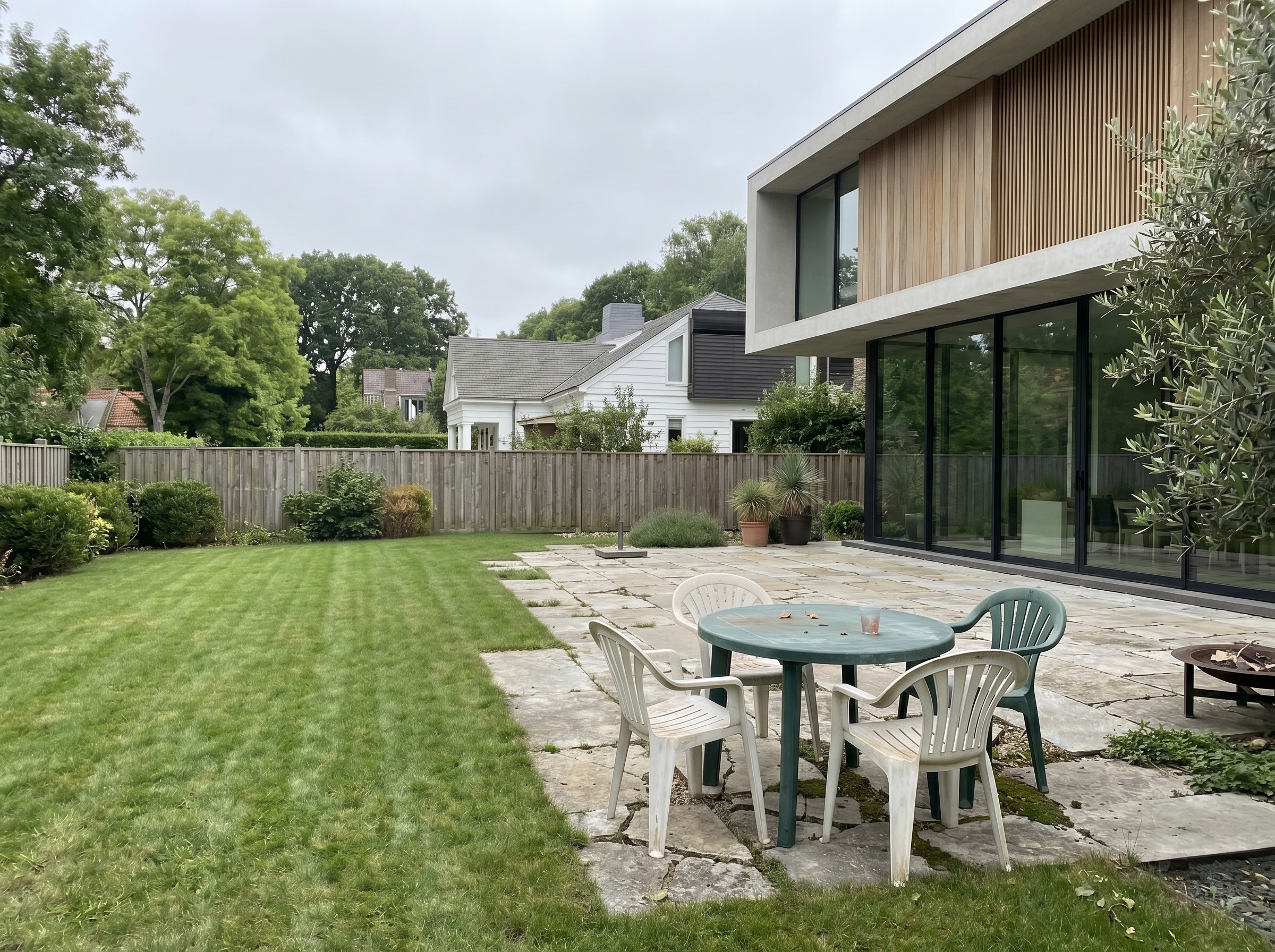 Moderner Garten vor der Umgestaltung mit Rasenfläche, Terrasse und professionellem Galabau-Potenzial