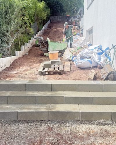 Neue Betonstufen im Hanggarten mit professionellem Treppenbau und Geländegestaltung durch Galabau