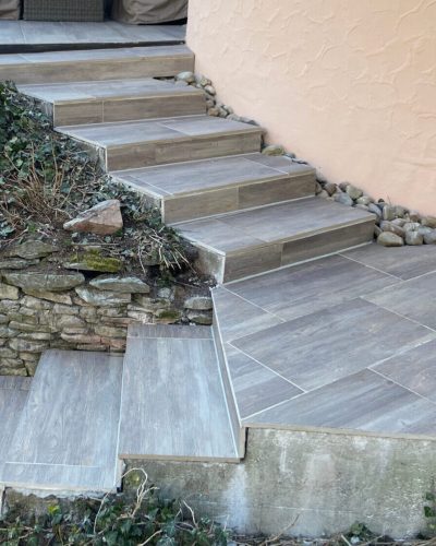 Geflieste Außentreppe mit Terrassenplatten in Holzoptik und professioneller Galabau-Gestaltung