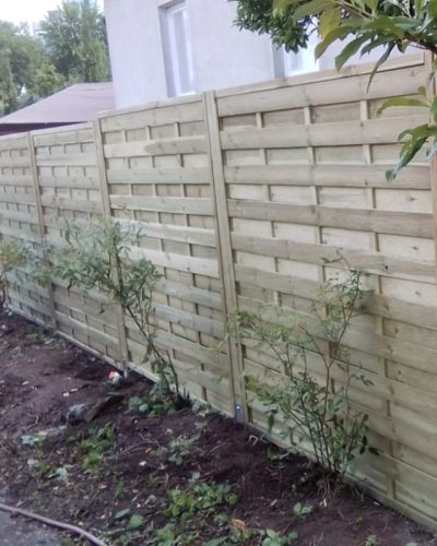 Holz-Sichtschutzzaun im Garten mit professioneller Zaunmontage durch Galabau-Team