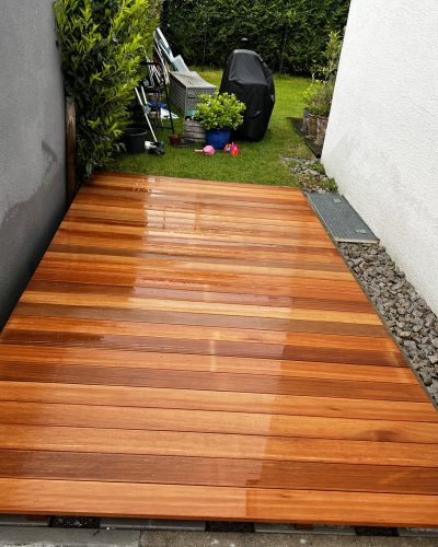 Neu verlegte Holzterrasse im Garten mit professionellem Terrassenbau durch Galabau
