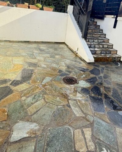 Naturstein-Terrasse mit Polygonalplatten und professionellen Pflasterarbeiten durch Galabau