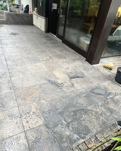 Reinigung und Pflege einer Naturstein-Terrasse durch professionellen Galabau