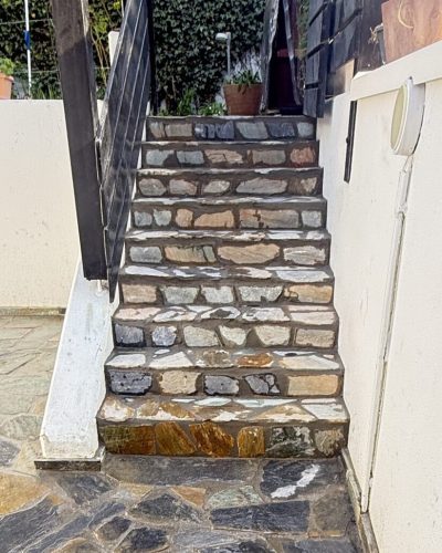 Naturstein-Treppe mit Polygonalplatten und professioneller Verlegung durch Galabau