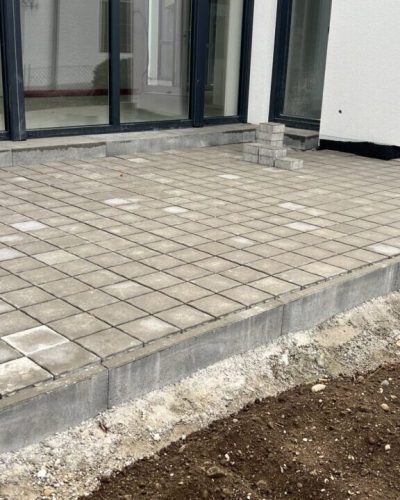 Neu gepflasterte Terrasse am Neubau mit professioneller Plattenverlegung durch Galabau