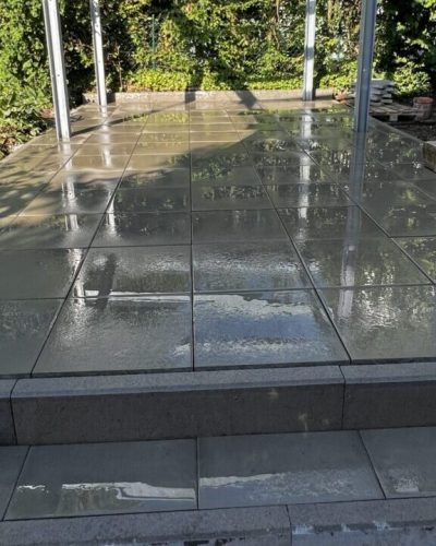 Neu verlegte Terrasse mit grauen Platten, Stufenanlage und professionellem Terrassenbau durch Galabau